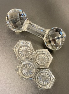 lot 209 image: Vintage Crystal Table Accents - Four Individual Salt Cellars and One Knife Rest