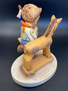 lot 245 image: Hummel Figurine -  Prayer Before Battle #20