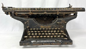 lot 286 image: Antique Underwood Standard Typewriter No. 3, with 16 Carriage - from 1920s