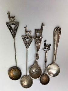 lot 277 image: Sterling Silver Miniatures - Webster Tongs, Peruvian Salt Spoons & Cocktail Forks