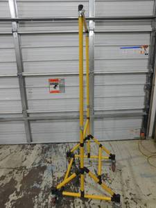 lot 46 image: Rolling Stand with locking wheels