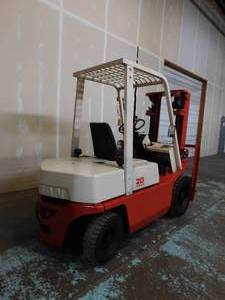 lot 2 image: 4000lb Nissan Gas Pneumatic Tire Forklift