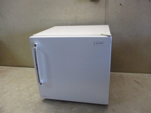 lot 42 image: Sanyo Dorm Size Fridge