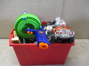 lot 86 image: Tote of toys