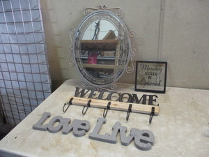 lot 94 image: Decor