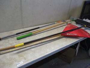 lot 105 image: Rakes, brooms and hoes