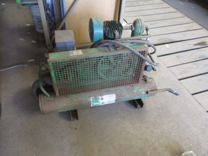 lot 112 image: Roll Air Air Compressor