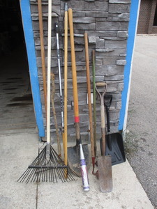 lot 157 image: Lawn and Garden tools