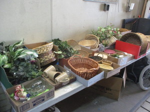 lot 171 image: Baskets, Decor and Household