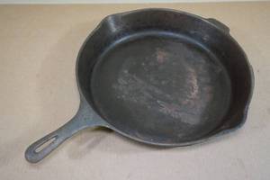 Vintage 13.5 Cast Iron Skillet