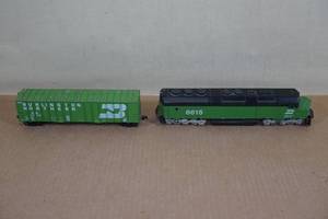 Burlington Northern HO Scale Engine and Box Car