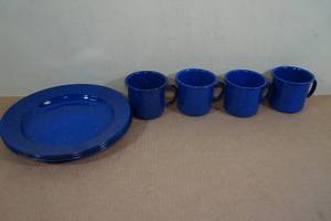 Set of 4 Camping Plates and Mugs