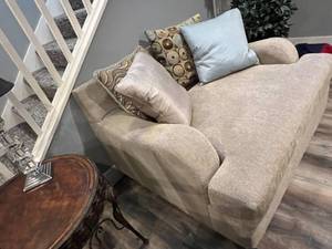 Oversized Chair with 4 Pillows