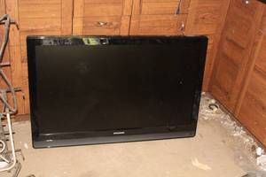 lot 407 image: Funai 42 LCD Flatscreen TV with Wall Mount and Remote Control