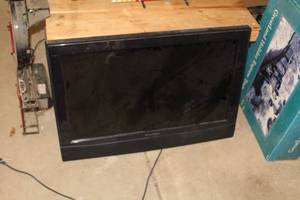 lot 406 image: Envision 32 LCD Flatscreen TV