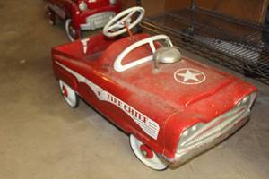 lot 408 image: Vintage Fire Chief Peddle Car