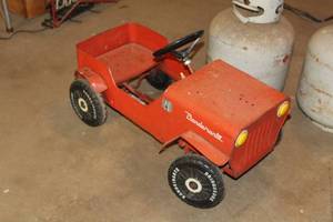 lot 410 image: Vintage Bandeirante Jeep Peddle Car