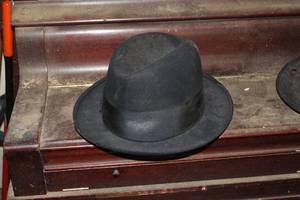 lot 456 image: Dobbs Fifth Avenue New York Mens Black Beaver Fur Hat Size 7-18