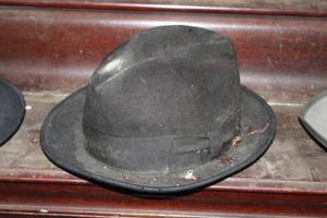lot 457 image: St. Paul Clothiers Mens Black Beaver Fur Hat