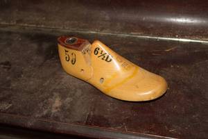 lot 529 image: Vintage 6-12D Wooden Shoe Mold