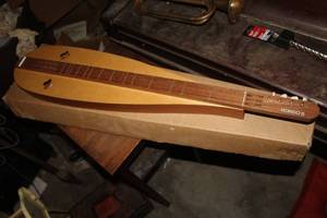 lot 511 image: Roys Record Shop Hondo II Dulcimer Instrument
