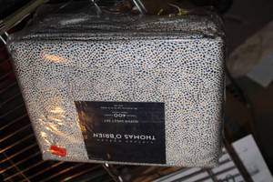 lot 557 image: Thomas OBrien Vintage Modern 400-Thread Count Size Queen Sheet Set (in original packaging)