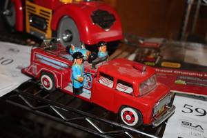 lot 610 image: Vintage Tin Fire Engine Toy