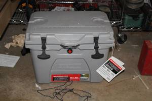 lot 431 image: Everbilt 26-Quart High Performance Cooler