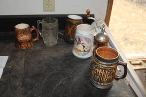 lot 853 image: (5) Beer SteinsMugs, (1) Grinder