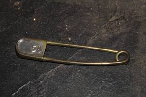 lot 918 image: Vintage #58 5 Safety Pin