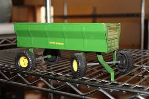 lot 704 image: Vintage John Deere Trailer Replica