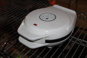 lot 739 image: Snoopy Waffle Maker