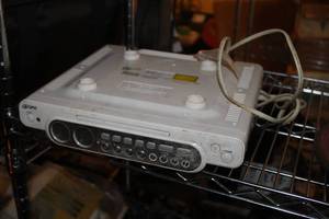lot 687 image: GPX KCCD6316DT Under-Cabinet CD Radio