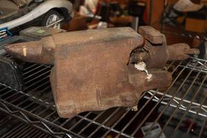 lot 865 image: Vintage AnvilVise