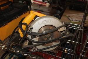 lot 908 image: DeWalt DW359 7-14 Circular Saw