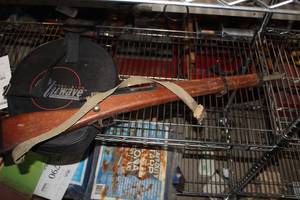 lot 676 image: 33 Toy Rifle