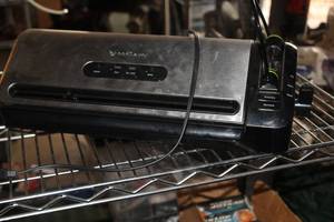lot 820 image: Foodsaver Vacuum Sealer
