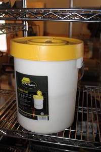 lot 732 image: Plano 8-Qt Minnow Bucket