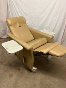 MSRP $3200 WINCO&nbspExtra-Wide&nbspClinical Care Recliner Resident Patient Recovery Geri Chair&nbsp- WOW WITH HEAT Dual Swingaway Arms (Easy Wheelchair Access For Patients) 350lb Capacity Flip Up Trays Both Sides - Great Working Condition