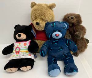 lot 101 image: Group Of Stuffed Animals Including Beaver And More