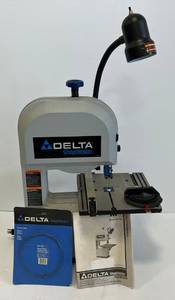 lot 139 image: Delta 9 Bench Band Saw Model BS100
