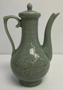 lot 152 image: Rare Vintage Porcelain Longquan Celadon Water Pitcher