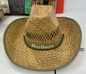 lot 197 image: Huge Vintage Macthbook Collection And More