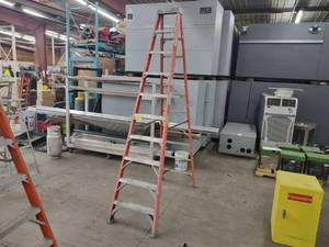 lot 27 image: Keller 10 Fiberglass Step Ladder...