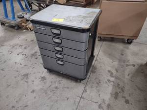 lot 36 image: Craftsman Rolling Tool Cabinet, 28x...
