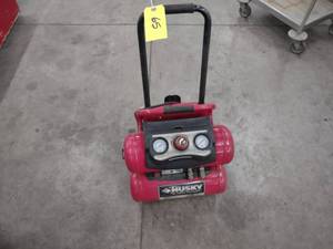lot 65 image: Husky 1,5 hp. 4 Gallon Air Compress...