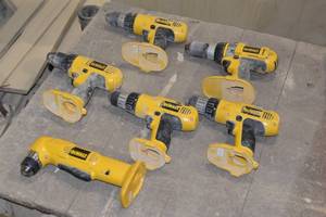 lot 39 image: bundle of dewalt screw guns