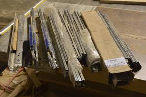lot 44 image: various metal drawer slides