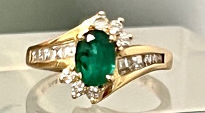 lot 16 image: 14k Gold, Emerald and Diamond Ring