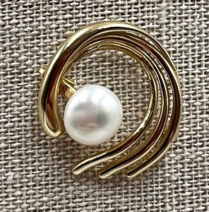 lot 14 image: Charming 14k Yellow Gold and BIWA Pearl Brooch